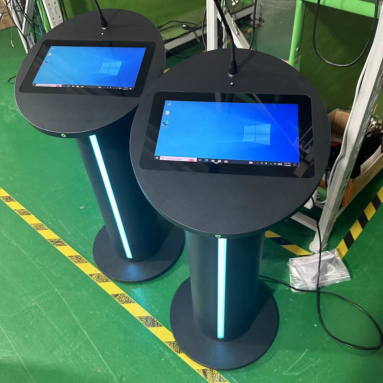 มัลติมีเดียแท่นดิจิตอล 13.3 นิ้ว pcap touch lcd lectern เครื่องขยายเสียงลำโพงและไมโครโฟนไร้สายสำหรับการประชุม