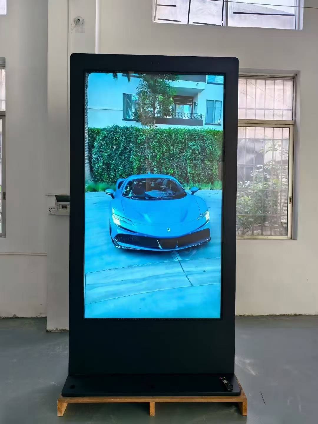 กลางแจ้ง 86 นิ้วยืน 2500nits Kiosk 4K ป้ายดิจิตอล